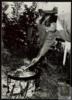 Miguel Delibes Setién prepara una paella en Sedano (Burgos).