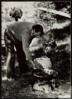 Miguel Delibes Setién preparando una paella en el campo en Sedano (Burgos).