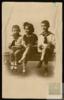 Fotografía de estudio de Miguel Delibes Setién con sus hermanos Adolfo y Concha.