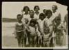 Los hermanos Delibes Setién y amigos en un día de playa en Suances (Cantabria).
