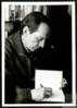 Miguel Delibes Setién dedicando su libro "Las guerras de nuestros antepasados" en su de...