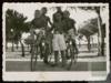 Los hermanos Delibes Setién juegan con sus bicicletas en Molledo (Cantabria).