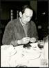 Miguel Delibes Setién liando un cigarrillo. Fotógrafa María España.