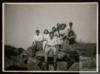 Miguel Delibes Setién con hermanos y amigos en Molledo (Cantabria).