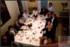Familia Delibes Setién compartiendo mesa en la casa de Camino Delibes de Castro.