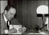 Miguel Delibes Setién firmando uno de sus libros.