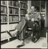 Miguel Delibes Setién, sentado en su mecedora, lee el libro "Una derrota bastante honrosa&qu...
