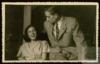 Miguel Delibes Setién sentado junto a su novia, Ángeles de Castro Ruiz.