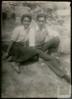 Miguel Delibes Setién junto a su novia, Ángeles de Castro Ruiz, en el Campo Grande de Valladolid.