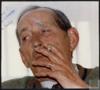 Miguel Delibes Setién fuma un cigarrillo. Fotógrafo Jesús Rubio.