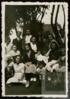 Miguel Delibes Setién y su hermana Concha junto a las hermanas Velarde en Molledo (Cantabria).