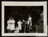 Los hermanos Miguel, José y Federico Delibes Setién, junto a unas amigas en Molledo (Cantabria).