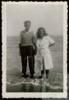 Miguel Delibes Setién con Ángeles de Castro en una playa de Santander (Cantabria).