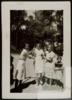 Ángeles de Castro con unas amigas.