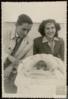 Miguel Delibes Setién y Ángeles de Castro con su primer hijo Miguel Delibes de Castro.