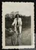 Ángeles de Castro en bicicleta.