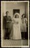 Ángeles de Castro y Germán de Castro junto a su hermana Luisa de Castro el día de su boda.