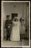 Ángeles de Castro y Germán de Castro junto a su hermana Luisa de Castro el día de su boda.