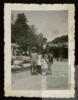 Los hermanos Delibes de Castro junto a una empleada del servicio en el Campo Grande de Valladolid.