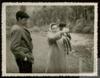 Miguel Delibes Setién y Vicentina Bobillo, pescando en un río.