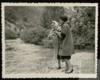 Ángeles de Castro Ruiz junto a Vicentina Bobillo, pescando en un río.