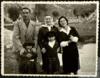 Ángeles de Castro Ruiz junto a sus hijas Ángeles y Elisa Delibes de Castro y el matrimonio Antoni...