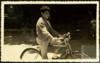Miguel Delibes de Castro en bicicleta por el Campo Grande de Valladolid.