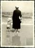 María Setién Echánove acompaña a Juan Delibes de Castro en el mar de Suances (Cantabria).