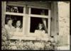Ángeles de Castro Ruiz con sus hijas Ángeles y Elisa Delibes de Castro, en Sedano (Burgos).