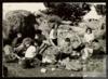 Ángeles de Castro con sus hijos Miguel, Ángeles, Elisa, Germán y Juan Delibes de Castro y Teté Me...
