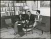 Miguel Delibes Setién y Ángeles de Castro Ruiz, junto a sus hijos Elisa, Adolfo y Camino Delibes ...
