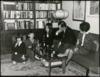 Miguel Delibes Setién y Ángeles de Castro Ruiz, junto a sus hijos Elisa, Adolfo y Camino Delibes ...