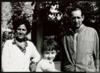 Miguel Delibes Setién junto a Ángeles de Castro Ruiz y Adolfo Delibes de Castro, en Barcelona.