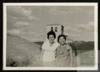 Ángeles de Castro Ruiz y una amiga en Sedano (Burgos).