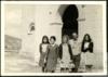 Miguel Delibes Setién y Ángeles de Castro Ruiz, junto a sus hijas Ángeles y Elisa Delibes de Cast...