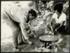 Miguel Delibes Setién prepara una paella junto a Ángeles de Castro Ruiz y Sylvie, en Sedano (Burg...