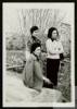 Ángeles de Castro Ruiz junto a Pochi y Paloma, en la casa de Vela Zanetti en Milagros (Burgos).