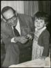 Miguel Delibes Setién con su nieta Elisa Silió Delibes.