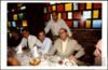 Miguel Delibes Setién compartiendo mesa con sus hijos Germán y Juan Delibes de Castro y con Franc...