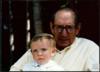 Miguel Delibes Setién y su nieta Clara Delibes Lorente en Sedano (Burgos).