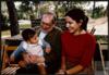 Miguel Delibes Setién junto a sus nietos Elisa Silió Delibes y Mateo Luca de Tena Delibes, en la ...