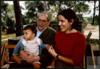 Miguel Delibes Setién junto a sus nietos Elisa Silió Delibes y Mateo Luca de Tena Delibes, en la ...