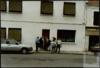 Fotografía de varias personas a las puertas de una casa en Cadours (Francia).