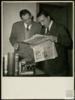 Miguel Delibes Setién y Benito Sanz de la Rica ojean un periódico.