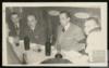 Miguel Delibes Setién junto a otros comensales en una comida.