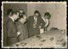 Miguel Delibes Setién junto a Santiago López observan unas piezas mecánicas.