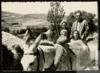 Miguel Delibes Setién, Françoise Gallimard y Dominique posan junto a un burro en Sedano (Burgos).