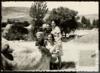 Ángeles de Castro posa junto a Françoise Gallimard, su amiga Dominique y una paisana, en Sedano (...