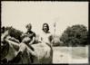 Françoise Gallimard y su amiga Dominique trillando en Sedano (Burgos).