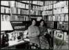 Ángeles de Castro con Magdalena Castañer en el despacho de Gironella en su casa de Barcelona.
